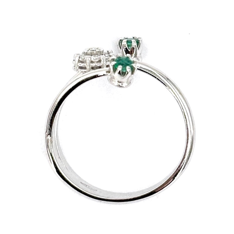 Anello contrariè fiore brillanti, smeraldi, oro bianco; 3.67 gr