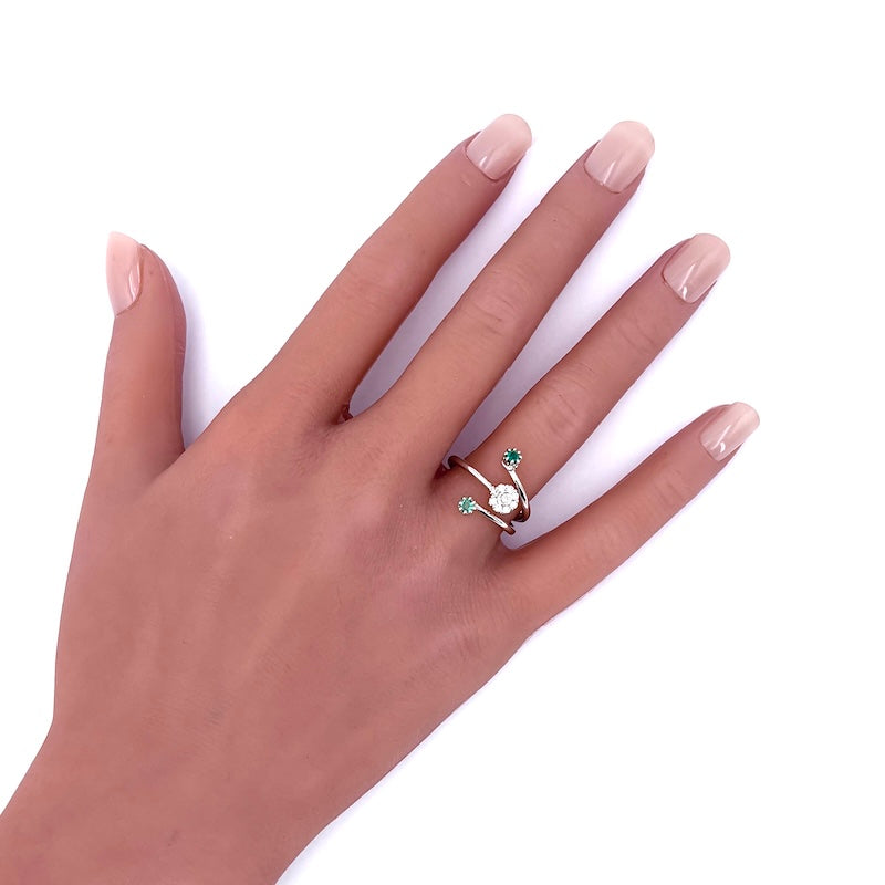 Anello contrariè fiore brillanti, smeraldi, oro bianco; 3.67 gr