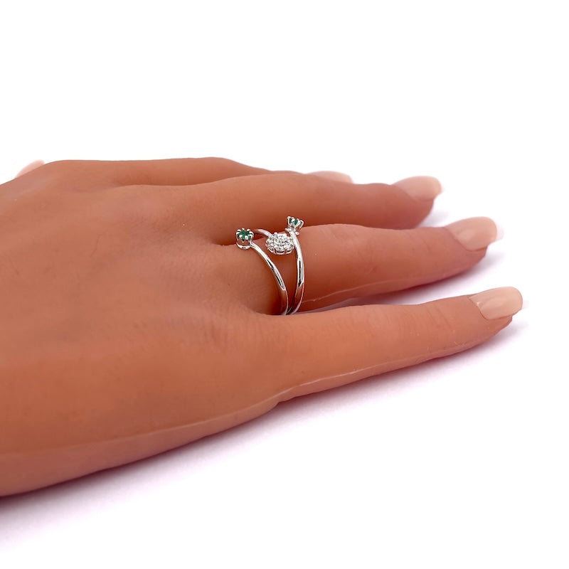Anello contrariè fiore brillanti, smeraldi, oro bianco; 3.67 gr
