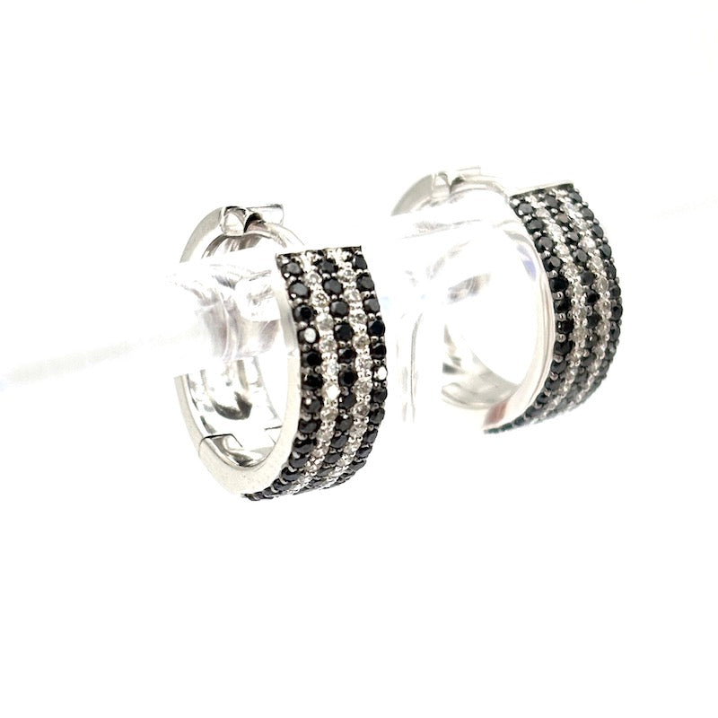 Orecchini anelle Chimento, oro bianco e brillanti bianchi e neri; 5.54 gr - 1.5 cm