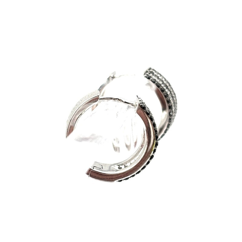 Orecchini anelle Chimento, oro bianco e brillanti bianchi e neri; 5.54 gr - 1.5 cm