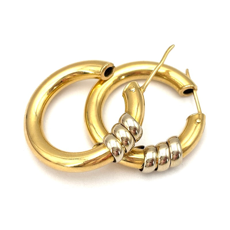 Orecchini anelle cerchi d' oro giallo, spirale bianca; 9.7 gr - 3 cm