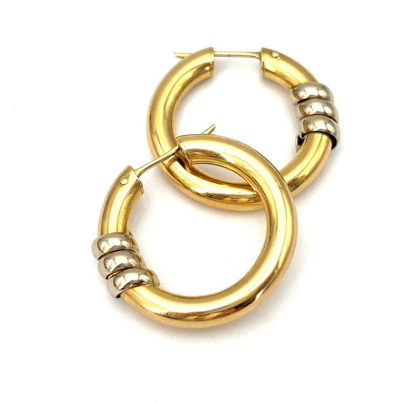 Orecchini anelle cerchi d' oro giallo, spirale bianca; 9.7 gr - 3 cm