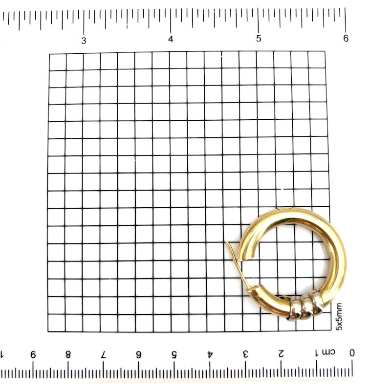 Orecchini anelle cerchi d' oro giallo, spirale bianca; 9.7 gr - 3 cm