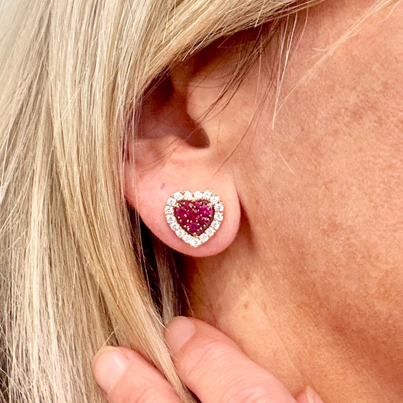 Orecchini cuori rubini, brillanti e oro rosa, al lobo; 7.31 gr