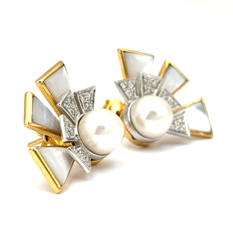 Orecchini design al lobo, perla, madreperla e brillanti, oro bicolore; 12.27 gr