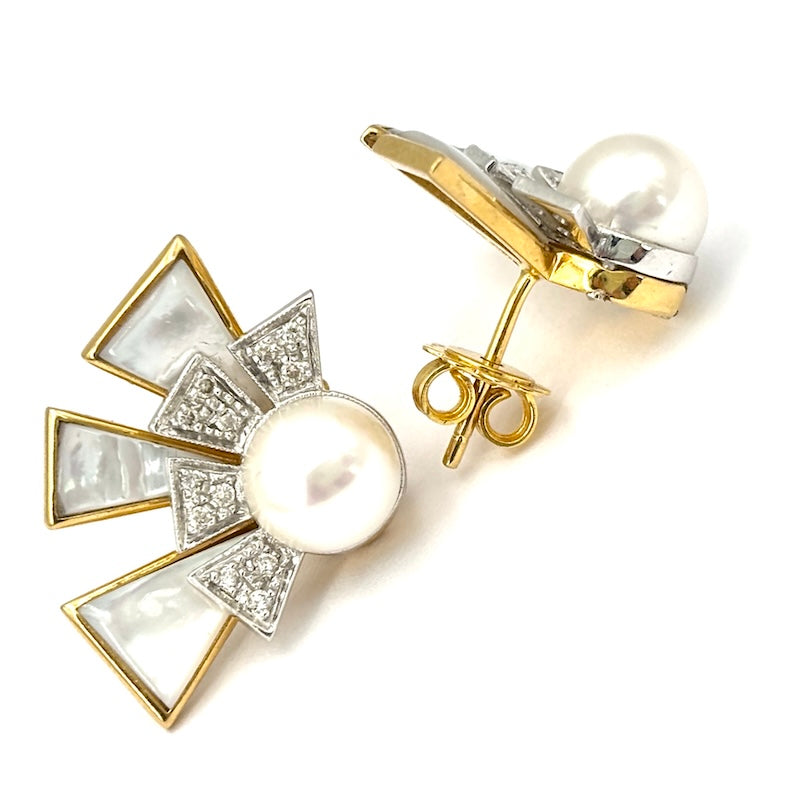 Orecchini design al lobo, perla, madreperla e brillanti, oro bicolore; 12.27 gr