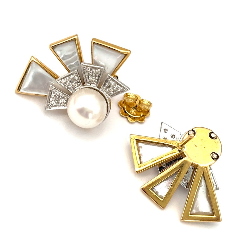 Orecchini design al lobo, perla, madreperla e brillanti, oro bicolore; 12.27 gr