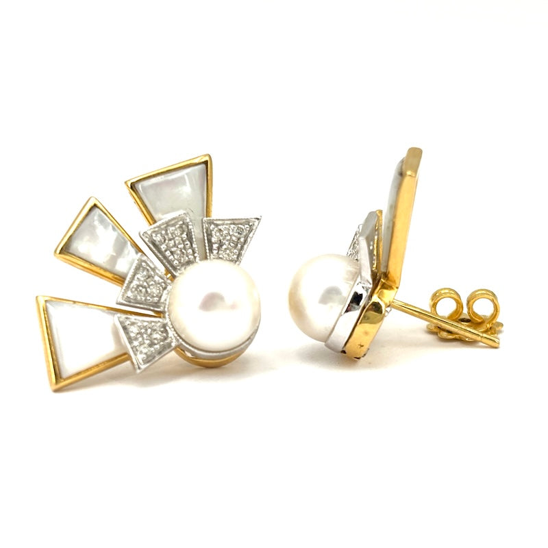 Orecchini design al lobo, perla, madreperla e brillanti, oro bicolore; 12.27 gr