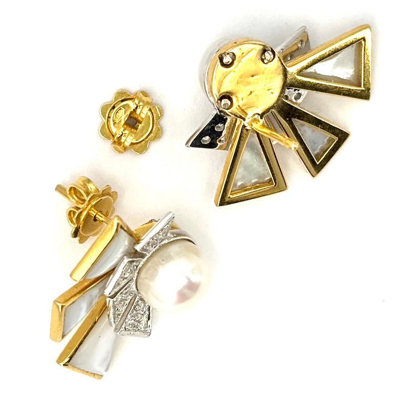 Orecchini design al lobo, perla, madreperla e brillanti, oro bicolore; 12.27 gr