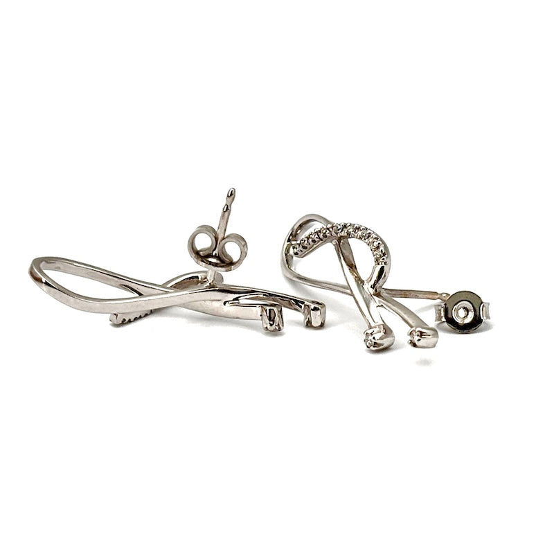 Orecchini design morbido, brillanti e oro bianco; 0.15-0.18 ct; gr 5.44