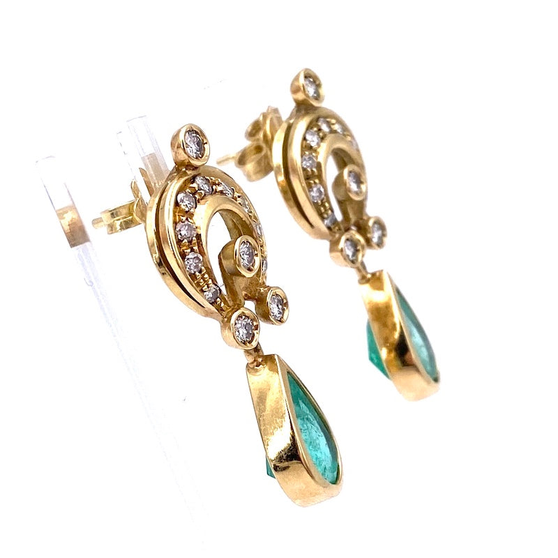 Orecchini gocce smeraldo e brillanti, pendenti in oro giallo, in stile; 9.52 gr