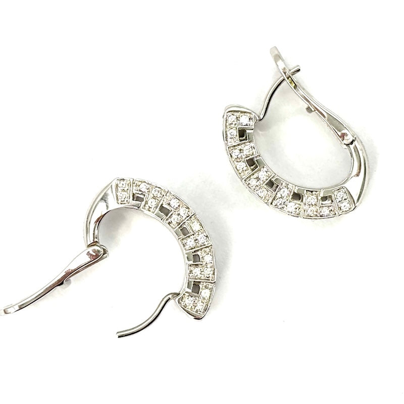 Orecchini mezze anelle Salvini, mod. Ellenica, smeraldi e brillanti, oro bianco; 13.50 gr