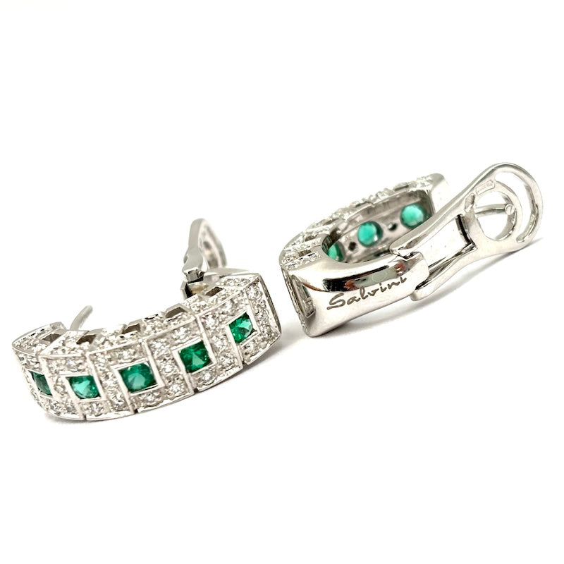 Orecchini mezze anelle Salvini, mod. Ellenica, smeraldi e brillanti, oro bianco; 13.50 gr
