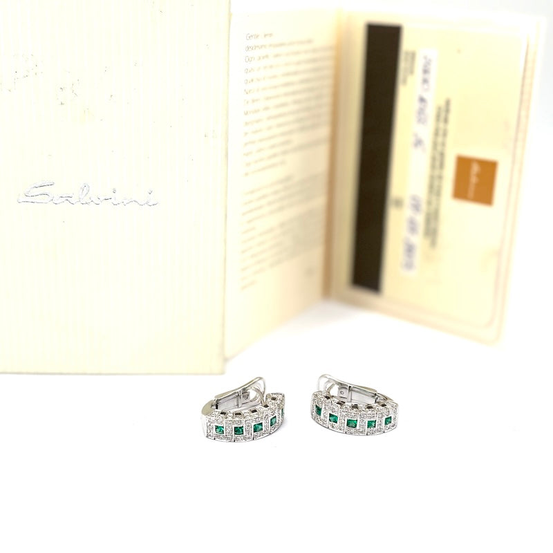 Orecchini mezze anelle Salvini, mod. Ellenica, smeraldi e brillanti, oro bianco; 13.50 gr