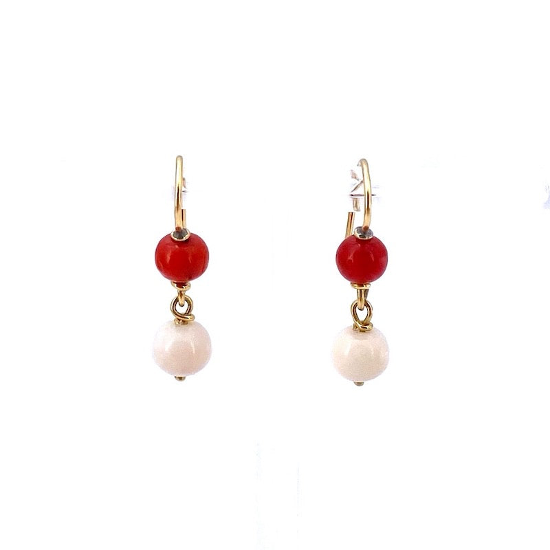 Orecchini palline corallo rosso e rosa, pendenti, oro giallo 18 kt; 2.57 gr - 2.7 cm