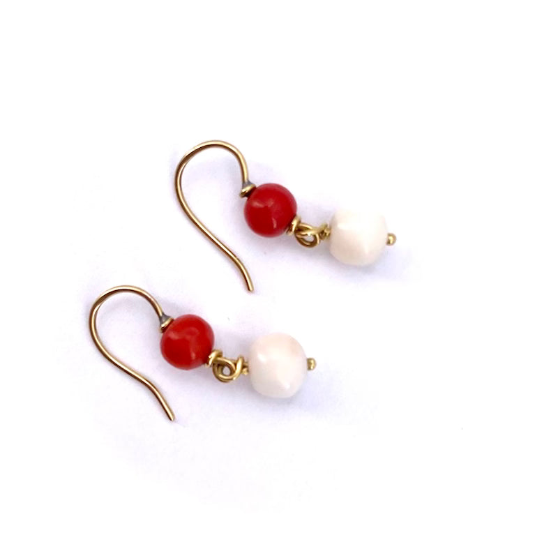 Orecchini palline corallo rosso e rosa, pendenti, oro giallo 18 kt; 2.57 gr - 2.7 cm