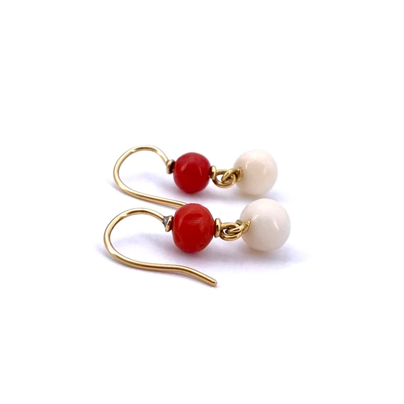 Orecchini palline corallo rosso e rosa, pendenti, oro giallo 18 kt; 2.57 gr - 2.7 cm