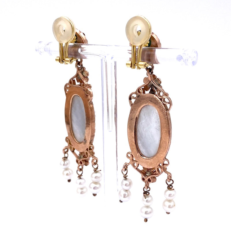 Orecchini pendenti in stile, madreperla, perle, rubini, smalti e oro - 6.6 cm; 21.08 gr