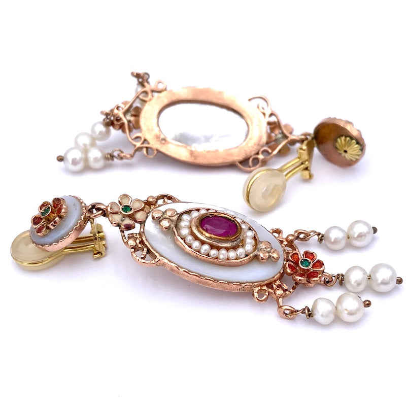Orecchini pendenti in stile, madreperla, perle, rubini, smalti e oro - 6.6 cm; 21.08 gr