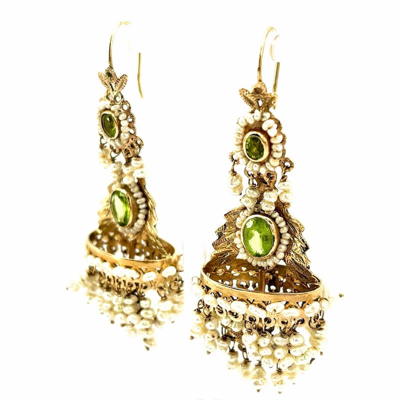 Orecchini pendenti in stile, microperle, peridoti e oro - 7.4 cm; 23.62 gr