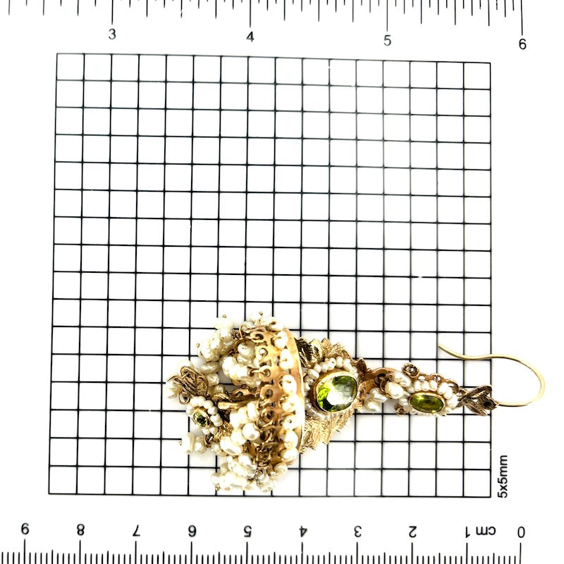 Orecchini pendenti in stile, microperle, peridoti e oro - 7.4 cm; 23.62 gr