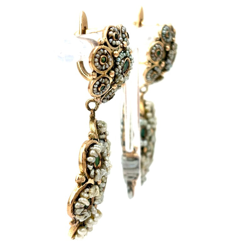 Orecchini pendenti in stile, microperle, smeraldi e oro - 4.7 cm; 18.64 gr