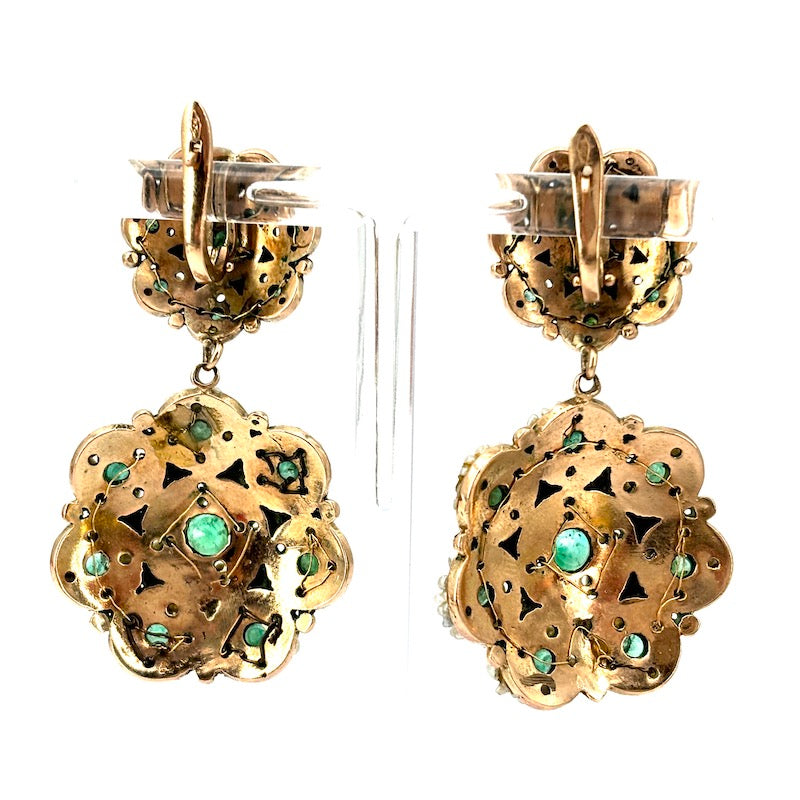 Orecchini pendenti in stile, microperle, smeraldi e oro - 4.7 cm; 18.64 gr