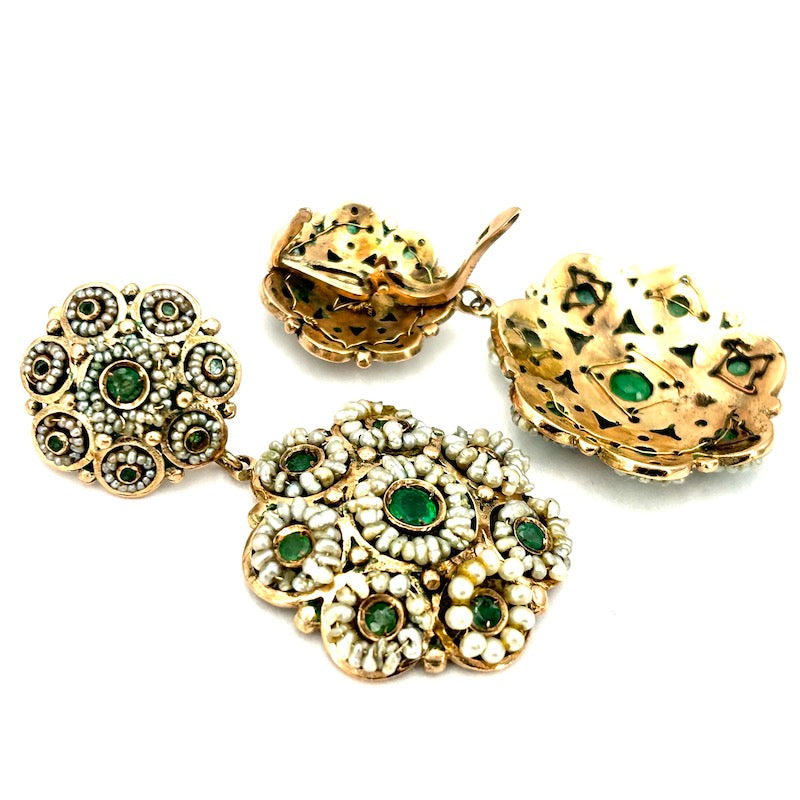 Orecchini pendenti in stile, microperle, smeraldi e oro - 4.7 cm; 18.64 gr