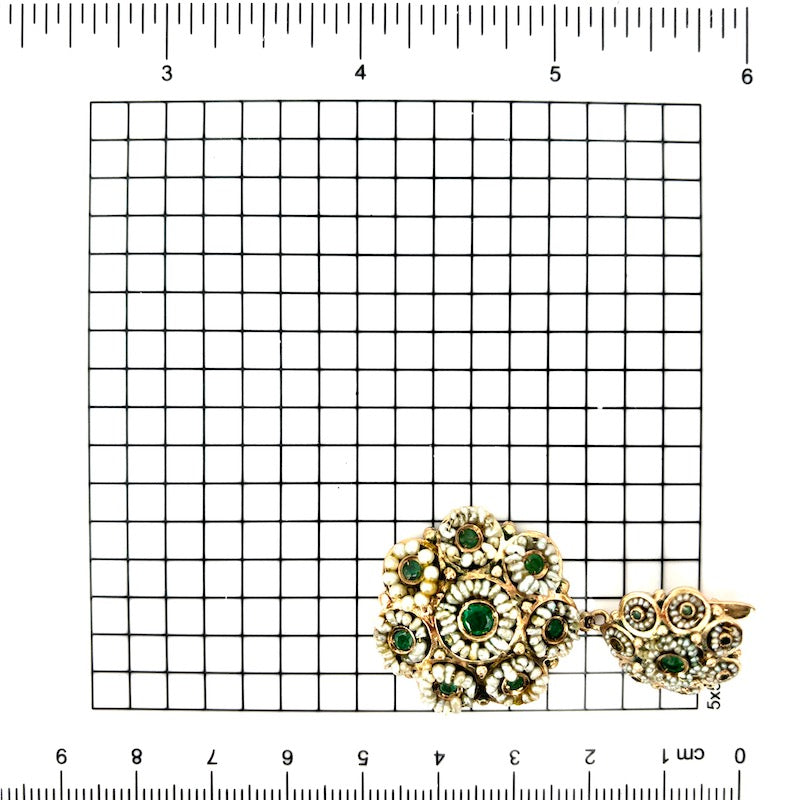 Orecchini pendenti in stile, microperle, smeraldi e oro - 4.7 cm; 18.64 gr
