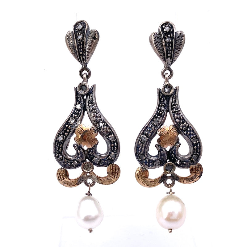 Orecchini pendenti in stile, perle, diamanti argento e oro - 5.4 cm; 11.47 gr