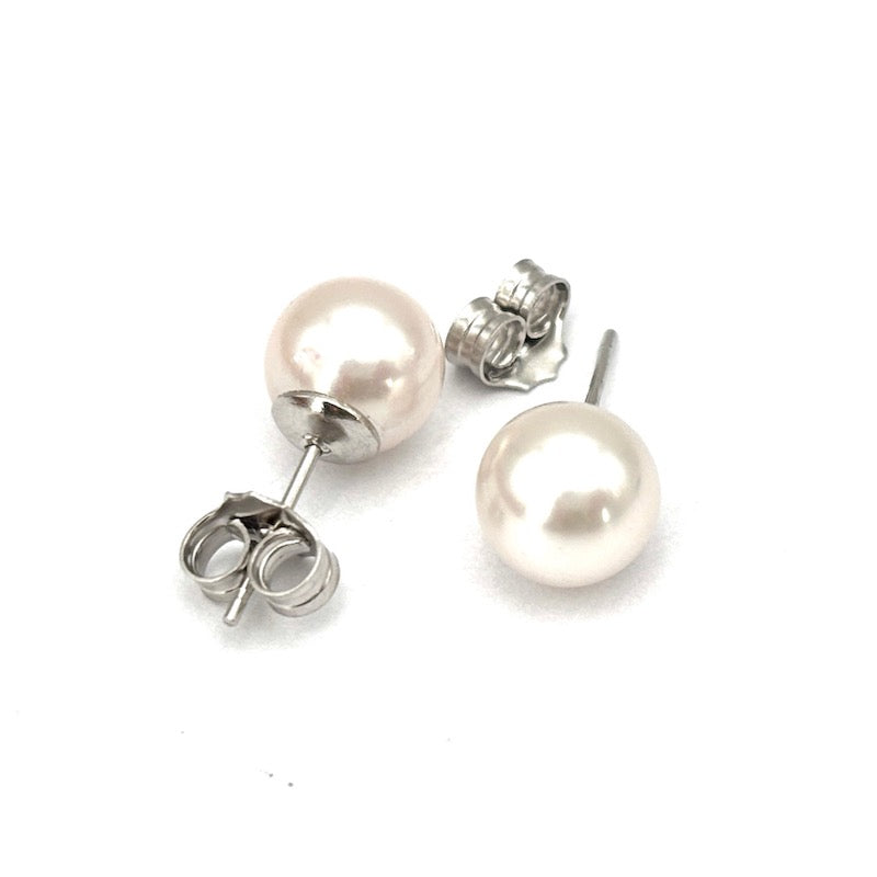 Orecchini perle Akoya al lobo 8-8.5 mm e oro bianco; 2.2 gr