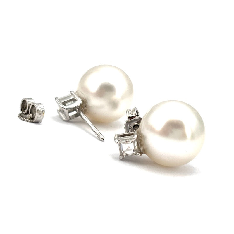 Orecchini perle australiane al lobo -11.5 mm, in oro con diamanti carrè - 0.44 ct; 5.9 gr