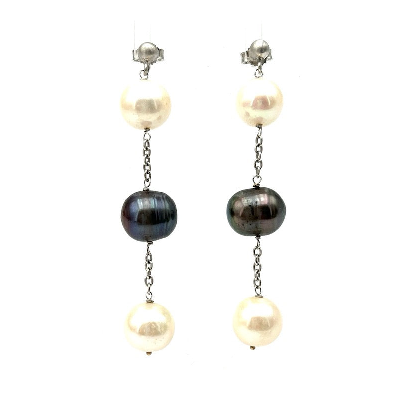 Orecchini perle bianche e nere, pendenti a catenella, oro - 6.2 cm; 11.03 gr