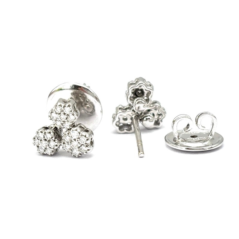 Orecchini punti luce tre fiori circolari brillanti sfalsati e oro bianco - 0.45-0.50 ct; 4.23 gr