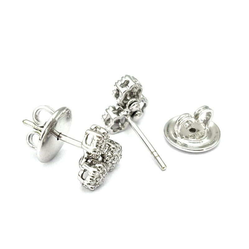 Orecchini punti luce tre fiori circolari brillanti sfalsati e oro bianco - 0.45-0.50 ct; 4.23 gr