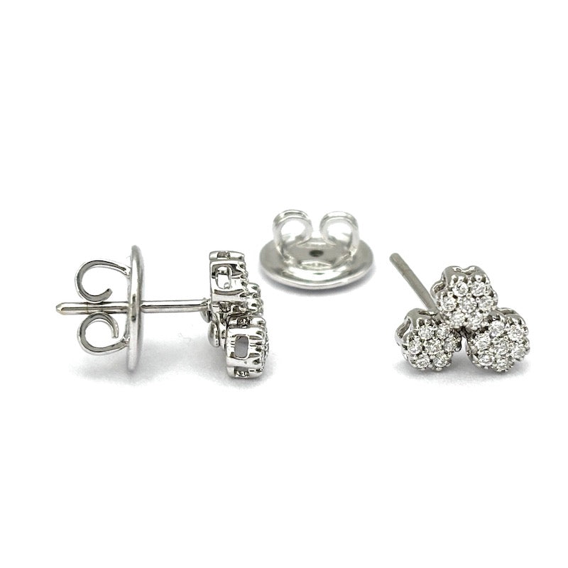 Orecchini punti luce tre fiori circolari brillanti sfalsati e oro bianco - 0.45-0.50 ct; 4.23 gr