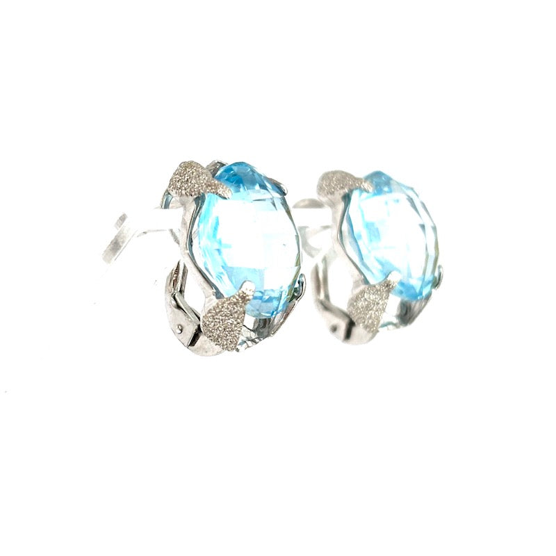 Orecchini topazi azzurri idrotermali e oro bianco, al lobo - 1.6 cm; 7.14 gr
