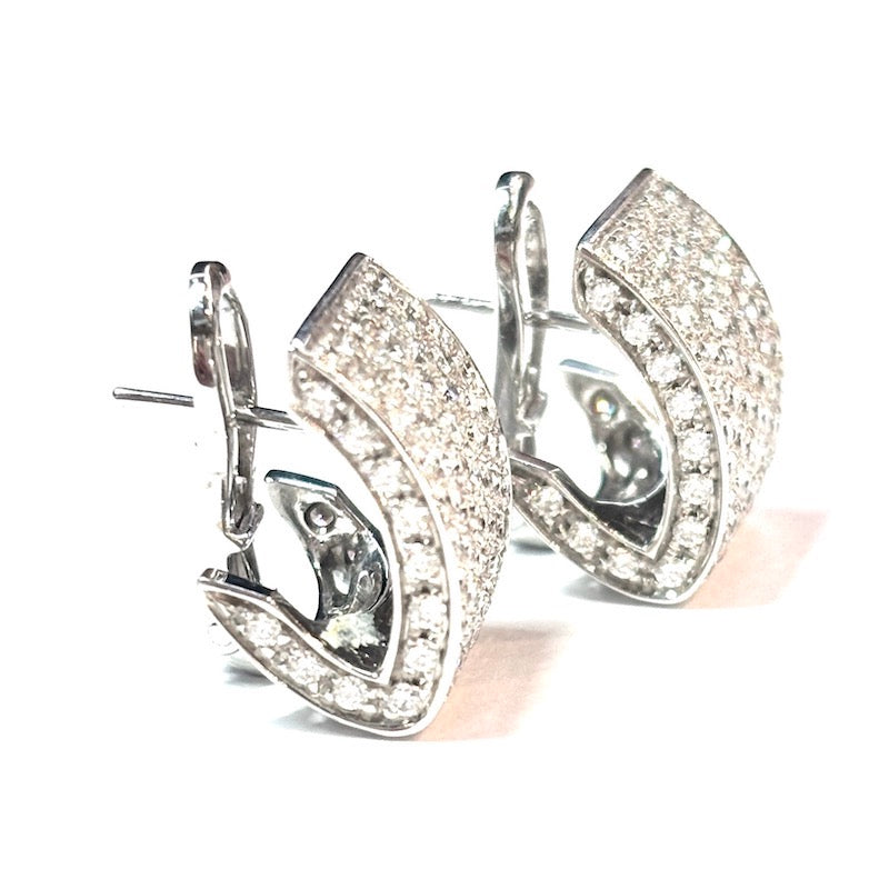 Orecchini toppe geometriche mezze anelle brillanti e oro bianco; 2.80-3.00 ct; gr 13.2