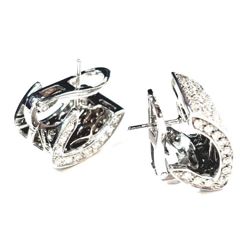Orecchini toppe geometriche mezze anelle brillanti e oro bianco; 2.80-3.00 ct; gr 13.2