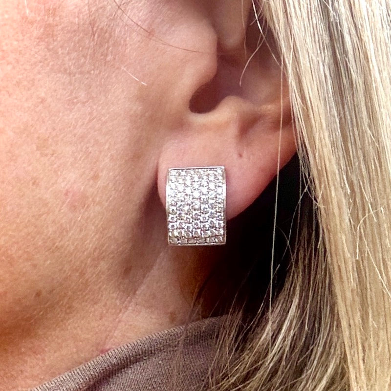 Orecchini toppe geometriche mezze anelle brillanti e oro bianco; 2.80-3.00 ct; gr 13.2