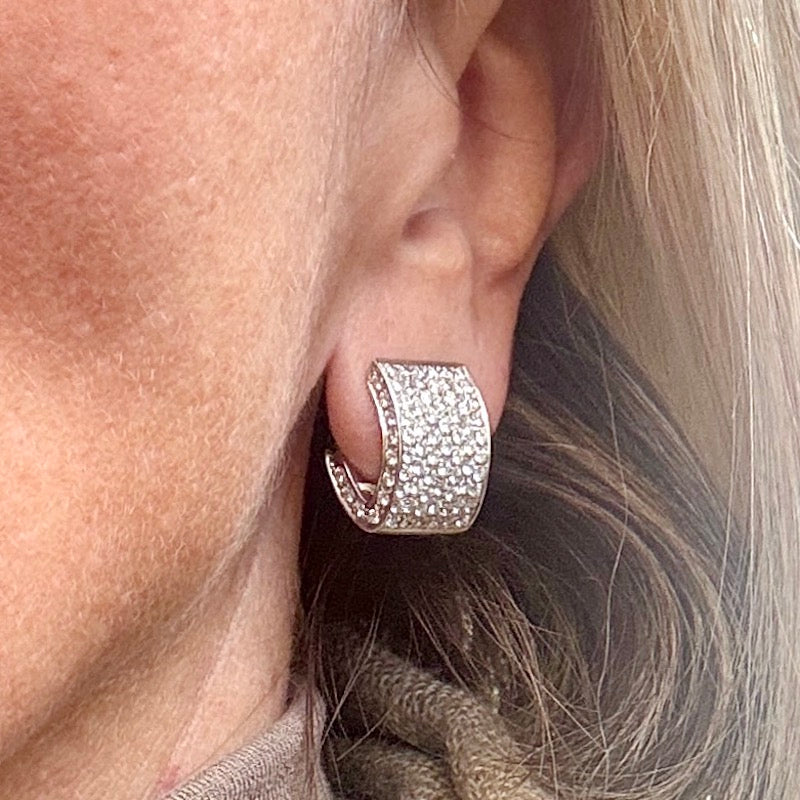 Orecchini toppe geometriche mezze anelle brillanti e oro bianco; 2.80-3.00 ct; gr 13.2