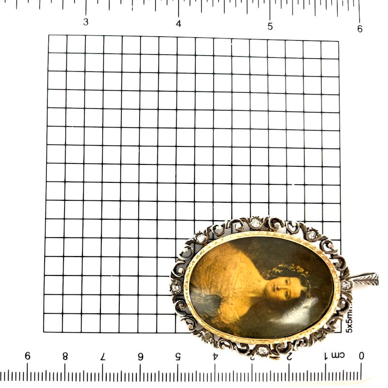 Spilla/Ciondolo antico, con stampa dama, oro e diamanti montati su argento; 13.11 gr