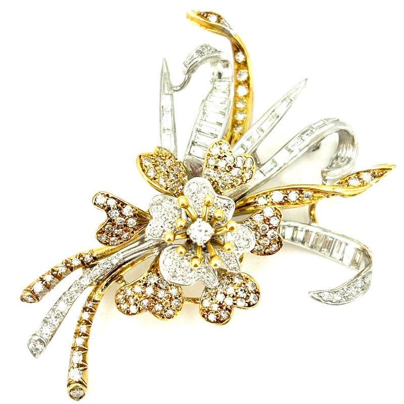 Spilla capolavoro d'epoca anni '50, drappo fiore, oro bicolore e diamanti; 23.3 gr