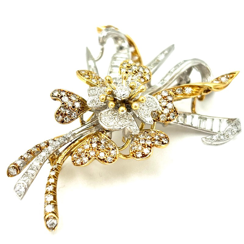 Spilla capolavoro d'epoca anni '50, drappo fiore, oro bicolore e diamanti; 23.3 gr