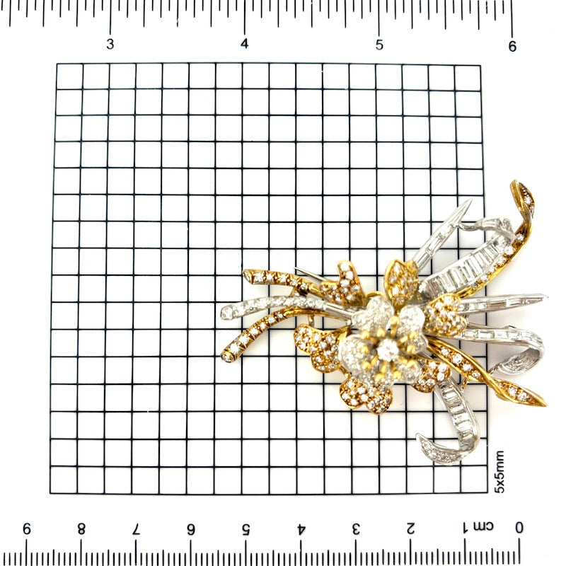 Spilla capolavoro d'epoca anni '50, drappo fiore, oro bicolore e diamanti; 23.3 gr