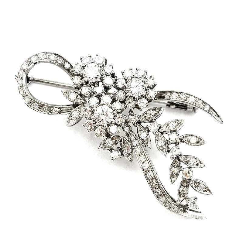 Spilla capolavoro d'epoca anni '60, drappo fiori, oro bianco e diamanti; 11.17 gr