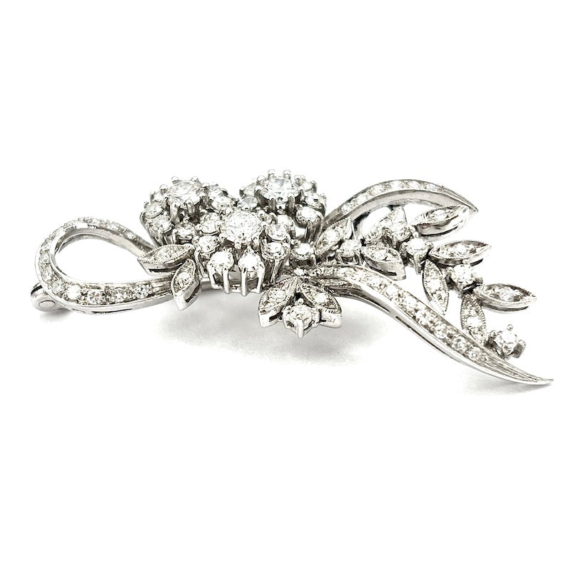Spilla capolavoro d'epoca anni '60, drappo fiori, oro bianco e diamanti; 11.17 gr