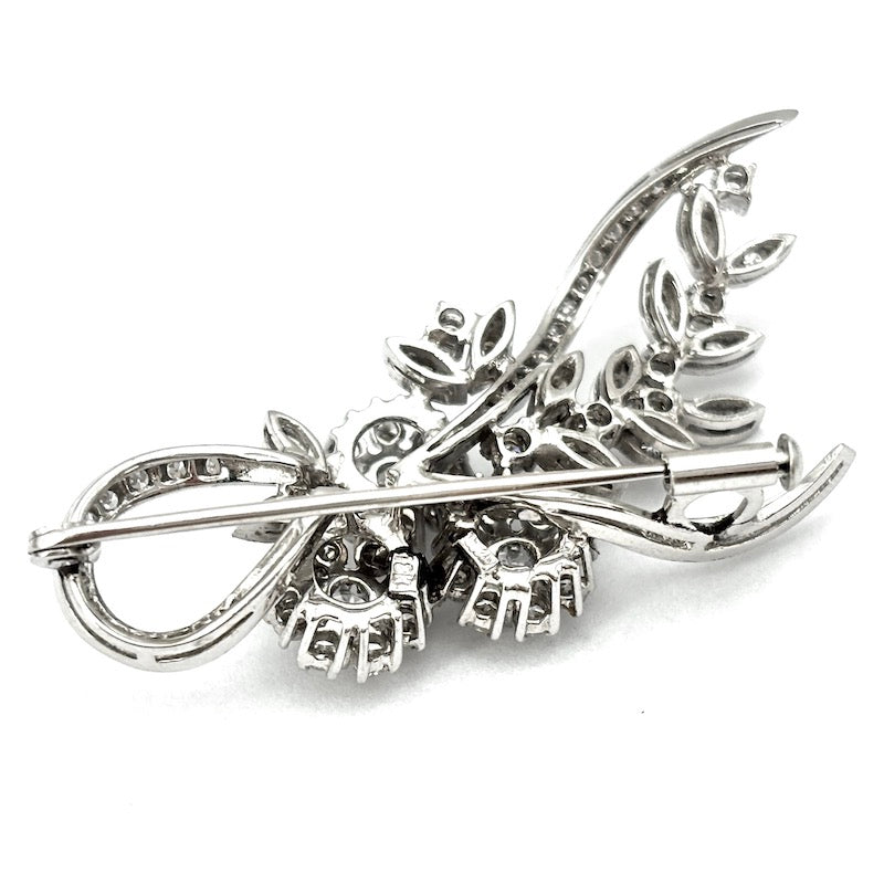 Spilla capolavoro d'epoca anni '60, drappo fiori, oro bianco e diamanti; 11.17 gr