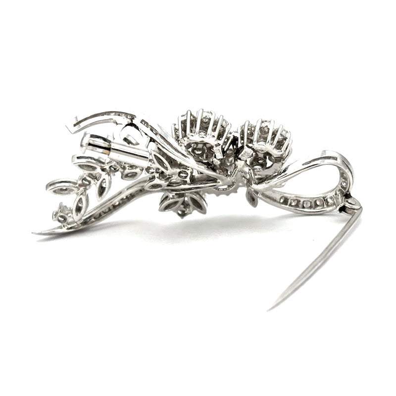 Spilla capolavoro d'epoca anni '60, drappo fiori, oro bianco e diamanti; 11.17 gr